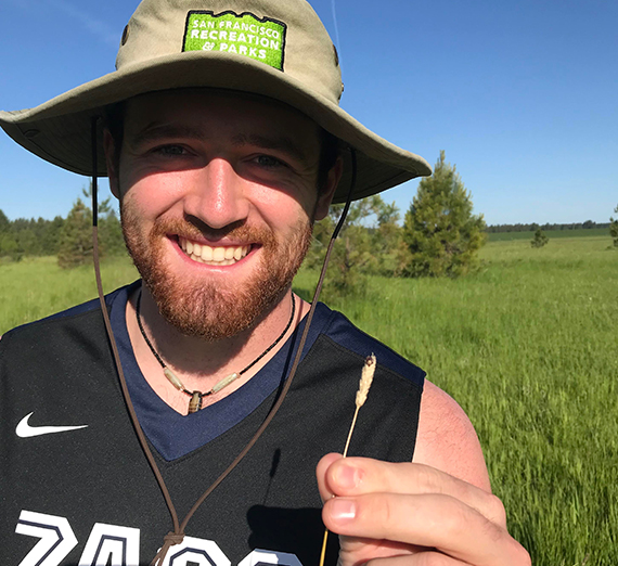 Женщина стоит рядом с несколькими байдарками